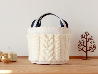 手編みアランのバケツ型トートバッグの画像