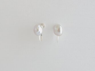 小さなケシパールのイヤリング SVの画像