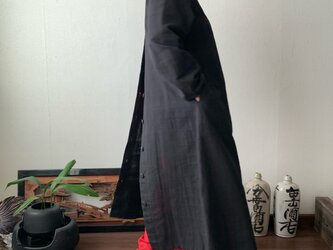 ハイネック、上半身総ピンタック手織り綿長袖ワンピース　高め襟と後ろ上下に走るボタンですっきり着こなし　黒無地の画像