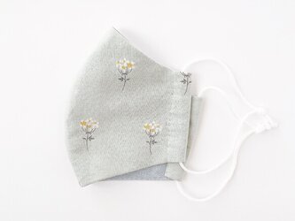 淡いグレイッシュグリーンと白い小花がナチュラルな手縫いマスク ふんわり柔らか 薄手 着け心地軽やか 裏地ブルーグレーの画像