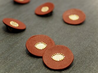 漆小花ブローチ「椿ツバキ」の画像