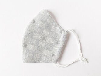 ラメ入りライトグレーのすっきりスクエア柄 手縫いマスク ふんわり柔らか 着け心地軽やかの画像