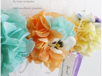 パンジーと紫陽花の春のお花のボール（オレンジ）の画像