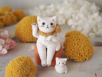【陶器の招き猫】座る白猫aの画像