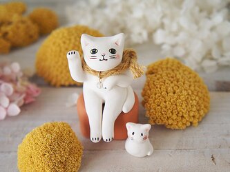 【陶器の招き猫】座る白猫bの画像