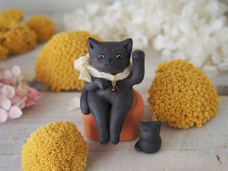 【陶器の招き猫】座る黒猫aの画像