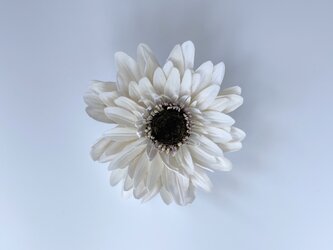 ガーベラの布花コサージュの画像