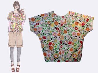 ポップ調の花柄プリントのブラウスの画像