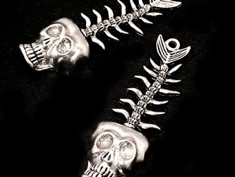 【大きめ】人面魚の骸骨チャーム60mm 銀古美 1個【骸骨 ハロウィンパーツ ハンドメイド素材】の画像