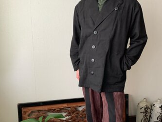 イタリアンカラー手織り綿長袖メンズブラウス　襟についたダブルボタン、サイドポケットでよりかっこよく　黒グレイ絣青ラインの画像