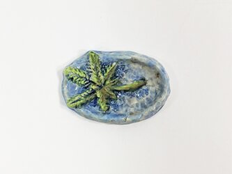 夏に浮かぶ青モミジの陶器ブローチの画像