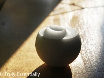 白色ガラスのインテリアトレイ -「 KAZEの肌 」#108 ● 直径6cmの画像