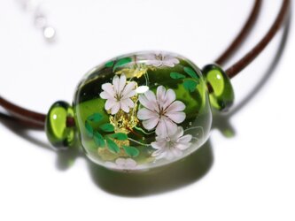 桜のとんぼ玉（ガラス玉）金箔入り　緑の画像