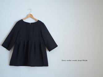 黒のプルオーバーブラウス　天日干しリネン100％の画像