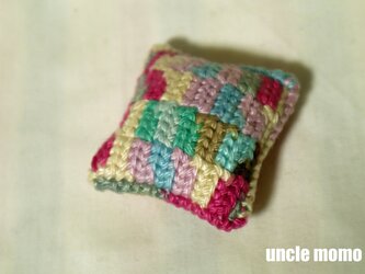 ドール用ツヴィスト刺繍のクッション　Jäätelö（ヤーテロ）　1/12ミニチュア・ファブリックの画像