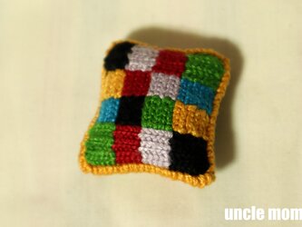 ドール用ツヴィスト刺繍のクッション　Checkered Retro B　1/12ミニチュア・ファブリックの画像