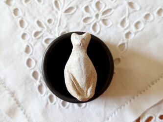 座っている猫（ホワイト）　陶土ブローチの画像