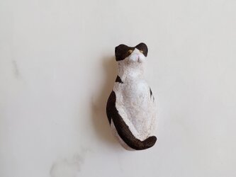 座っている猫２（白黒はちわれ）　陶土ブローチの画像
