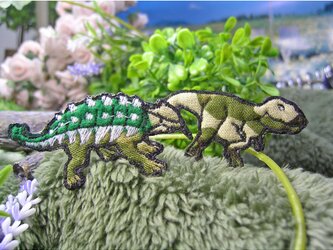 人気の恐竜テラノサウルスアンキロサウルス/カモフラージュｂ★ワッペン緑迷5-２枚の画像