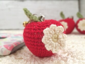 【中サイズ/ウール】New！花付き赤りんご・鈴付きストラップの画像