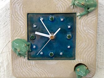 陶の壁掛け時計（小）「アマガエルの住処」の画像