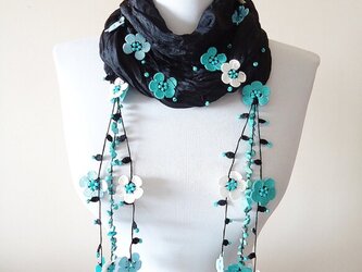 刺繍のお花つき　シルクスカーフのロングラリエット　ブラック＆ターコイズの画像