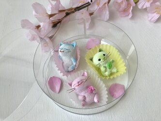 春のお菓子みたいな猫さんトリオ2の画像