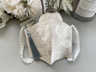 インポート生地　爽やかなマットな白の花柄の生地の手作りマスク　Silk100%のタッセル付き　マスクの画像