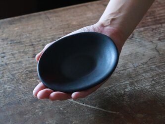 たまご型の豆皿　黒の画像