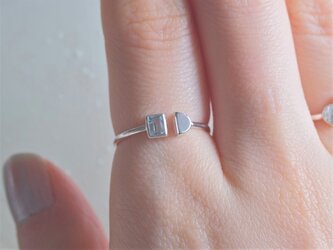 blue topaz semicircular ring シルバー925　スカイブルートパーズ　幾何学モチーフの画像