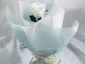 【プリザーブドフラワー／白薔薇のふんわり一輪ラッピング】の画像