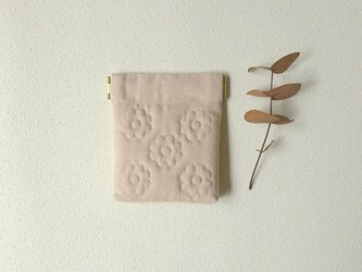 花キルトのミニバネポーチ（ピンクベージュ）の画像