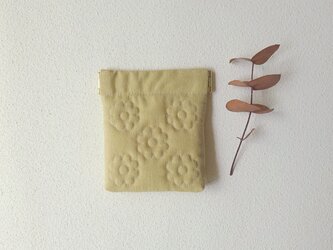 花キルトのミニバネポーチ（イエローベージュ）の画像