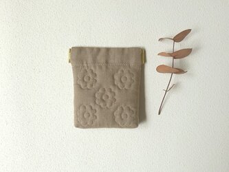 花キルトのミニバネポーチ（グレーベージュ）の画像