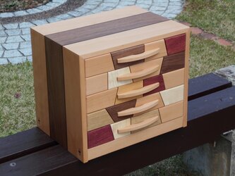 銘木で作った5段の隠し個所付引き出しの画像