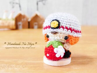 【受注制作】あみぐるみ：イチゴ抱っこ♡消防士ベビーちゃん／お飾りの画像