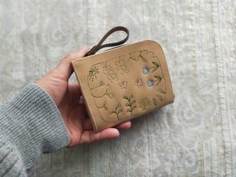 刺繍革財布『GARDEN』牛革Natural×水色（二つ折り）コンパクトL字ファスナーの画像