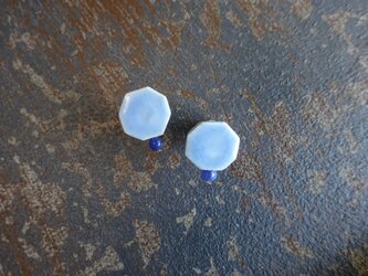 小さな八角とソーダライトの陶pierce／earringの画像