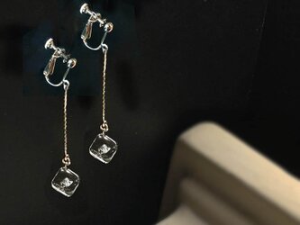 coolなイヤリング　溶けかけ氷のようなガラスのひと粒イヤリング　の画像