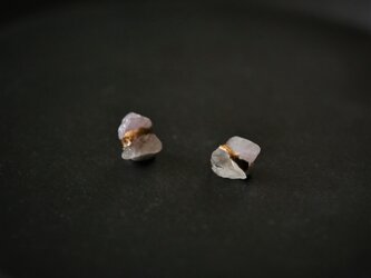 金継ぎｘ天然石ピアス (ミルキークンザイト、水晶)の画像