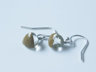 水晶色漆ピアス　mustardの画像