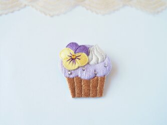 ［受注制作］カップケーキの刺繍ブローチ（viola）の画像