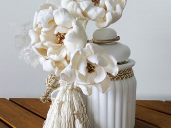 2寸サイズ シャビーシック 白い花 ペーパークレイアート & 白い壺 インテリア 骨壺　手元供養　メモリアルボトルの画像