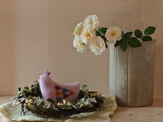 リースのなかのピンクの鳥の画像