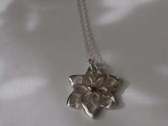 花の透かしネックレスの画像