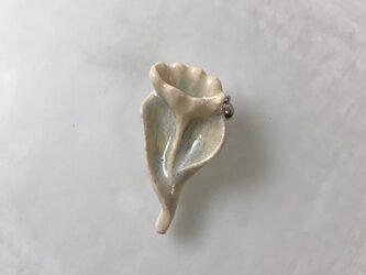 真珠の花［陶器ブローチ］の画像