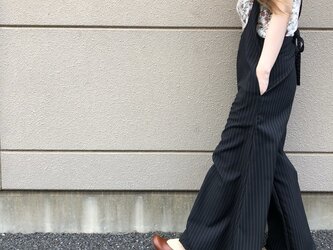 新作 理想的なラインを作る。「モノトーンなサロペットパンツ。」ロンパース ストライプ パンツ ピンストライプの画像