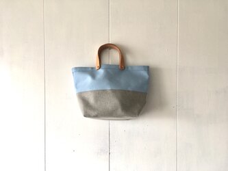 アクアブルー×薄灰色の中くらいの鞄の画像