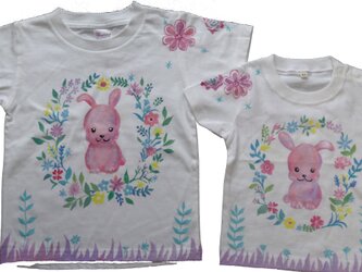 仲良しうさぎちゃん、お花に囲まれて　姉妹お揃いTシャツ　手描きの画像