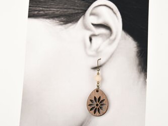 プチフラワーのピアスBlanca　クルミの木のウッドアクセサリーの画像